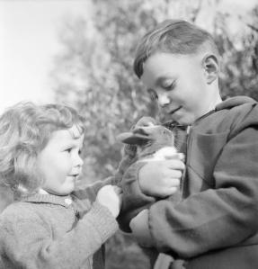 Two_young_refugees_from_Luxembourg_with_their_pet_rabbit_in_Surrey_during_1942._D11107