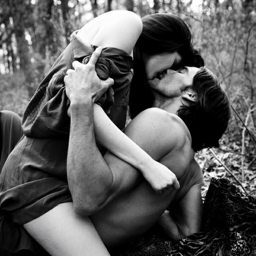 couple-kissing-man-naked-shirtless-Favim.com-268261